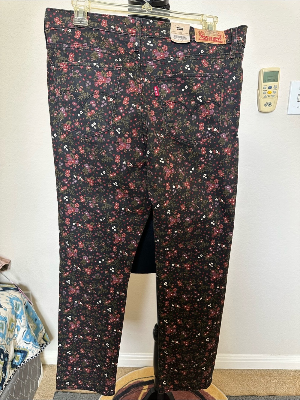 Levi's 314 Shaping Straight Black Floral Jeans. Size 31x30. NWT - Picture 12 of 15